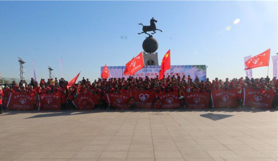 红马甲“绽放”长河公园 600名义工助力放鱼节活动