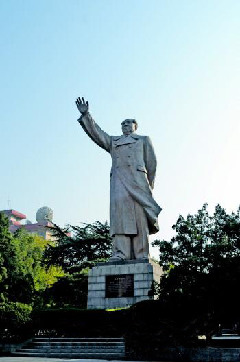 济南尚存5尊大型毛泽东塑像 曾为时代记忆