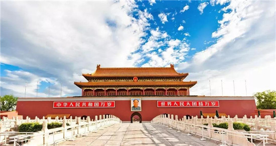 天安门城楼上的巨幅标语，到底是何人所书？