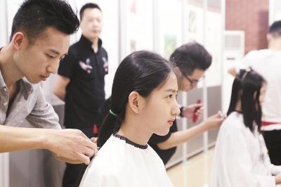 上海交大医学院学生捐出头发，为白血病患儿献上自己的爱心