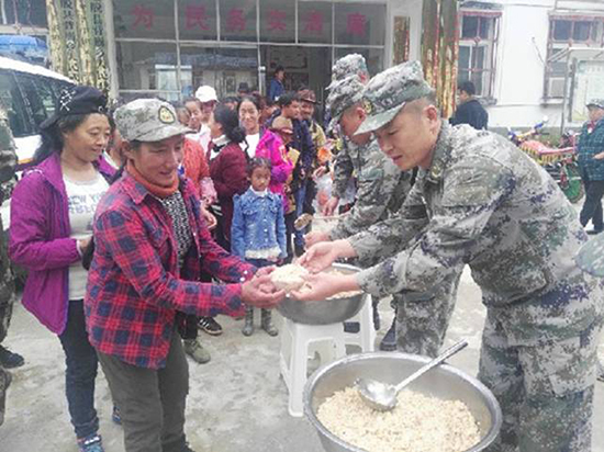 西藏林芝军分区官兵全力投入抢险救灾