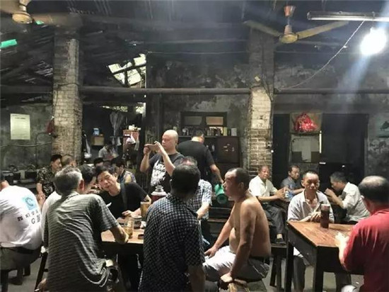 他画了20年，把重庆最破的茶馆画成了最火的网红店