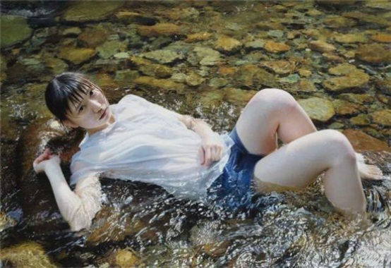 日本著名画家画了一幅水中少女，人们放大20倍后，被惊讶到了！