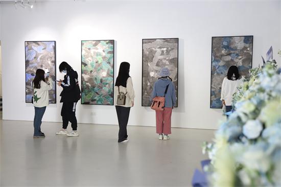刘意“季风”绘画作品展正在武汉佑品空间展出